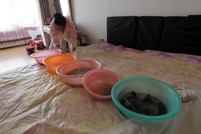 祥云楼上漏水，住户失联，小区没物管，业主维权难！律师来支招……